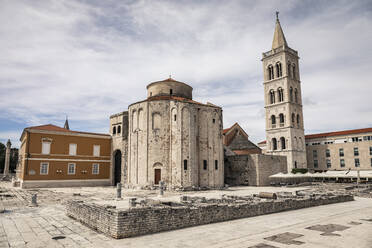 Kroatien, Zadar, Kirche des Heiligen Donatus und Glockenturm der Kathedrale - MSUF00340