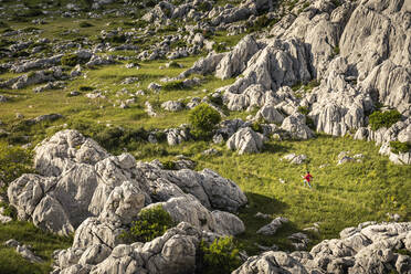 Frau beim Wandern in felsiger Landschaft - MSUF00348