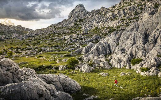 Frau beim Wandern in felsiger Landschaft - MSUF00351