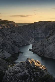 Fluss in der Schlucht bei Sonnenuntergang - MSUF00352