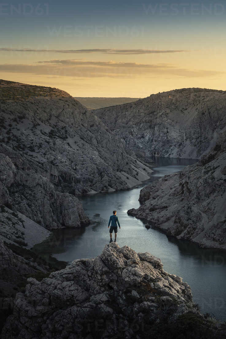 Premium Photo | Young woman standing backwards and watching river in  mountainous landscape concept tourism travel