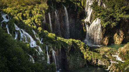 Wasserfälle in felsiger Landschaft - MSUF00360