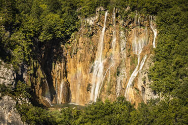 Wasserfälle in felsiger Landschaft - MSUF00362