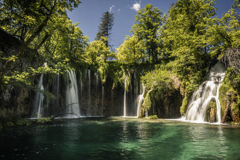 Wasserfälle und türkisfarbener See - MSUF00370