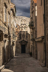 Kroatien, Dubrovnik, Enge Gasse in der Altstadt - MSUF00400