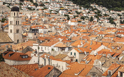 Kroatien, Dubrovnik, Altstadtgebäude mit orangefarbenen Dächern - MSUF00405