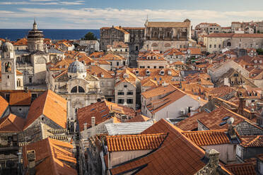 Kroatien, Dubrovnik, Altstadtgebäude mit orangefarbenen Dächern - MSUF00408