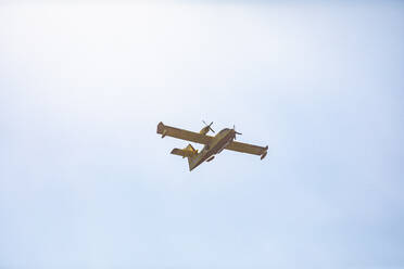 Feuerlöschflugzeug fliegt gegen den Himmel - MSUF00423