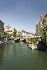 Slowenien, Ljubljana, Altstadt mit Tromostovje (Dreifachbrücke) über den Fluss Ljubljanica - MSUF00433