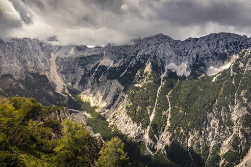 Gewitterwolken über Berglandschaft - MSUF00449