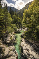 Türkisfarbener Fluss in Berglandschaft - MSUF00455