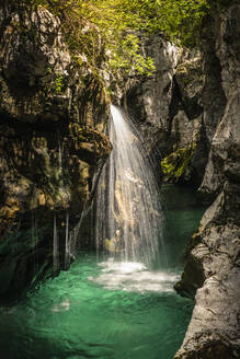 Türkisfarbener Fluss und Wasserfall - MSUF00458