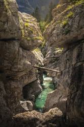 Türkisfarbener Fluss in felsiger Schlucht - MSUF00459