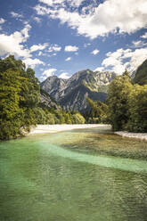 Türkisfarbener Fluss in Berglandschaft - MSUF00461