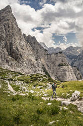 Man hiking in mountain landscape - MSUF00464