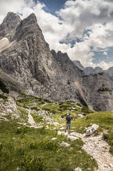 Man hiking in mountain landscape - MSUF00465