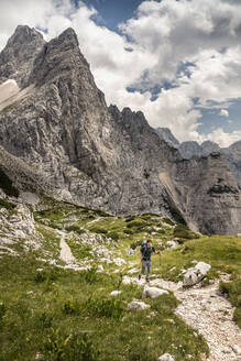 Mann beim Wandern in einer Berglandschaft - MSUF00465