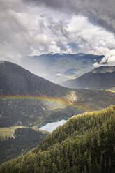 Regenbogen über Berglandschaft mit See - MSUF00482