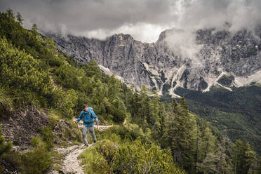 Man hiking in mountain landscape - MSUF00483