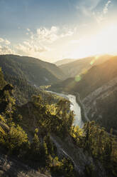 Fluss im Tal bei Sonnenuntergang - MSUF00489