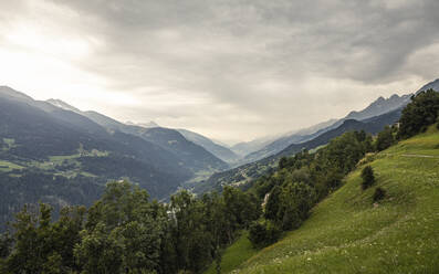 Gewitterwolken über der Berglandschaft - MSUF00492