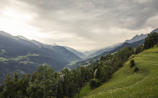 Gewitterwolken über der Berglandschaft - MSUF00492