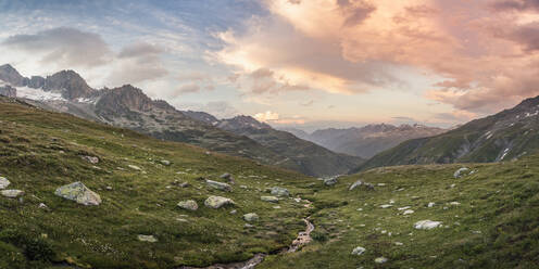 Orange Sonnenuntergang Wolken über Berglandschaft - MSUF00493