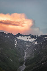 Orange Sonnenuntergang Wolken über Berglandschaft - MSUF00494