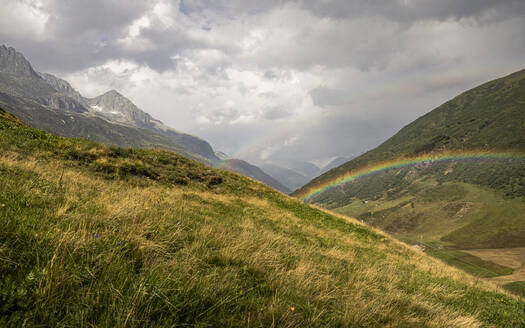 Regenbogen über Berglandschaft - MSUF00497