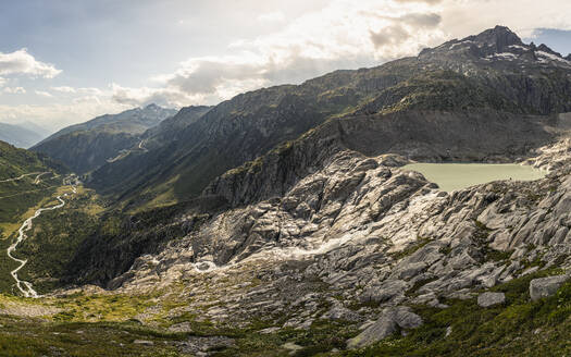 Gletscherzungensee und Fluss in Berglandschaft - MSUF00501