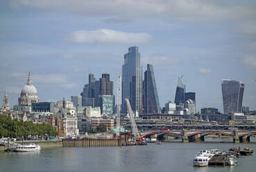 Skyline der Stadt London mit Wolkenkratzern und St. Paul's Cathedral, London, England, Vereinigtes Königreich, Europa - RHPLF18568