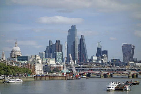 Skyline der Stadt London mit Wolkenkratzern und St. Paul's Cathedral, London, England, Vereinigtes Königreich, Europa - RHPLF18568