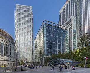 I Canada Square, Reuter's Plaza und der Eingang zur Canary Wharf Station, Docklands, London, England, Vereinigtes Königreich, Europa - RHPLF18573