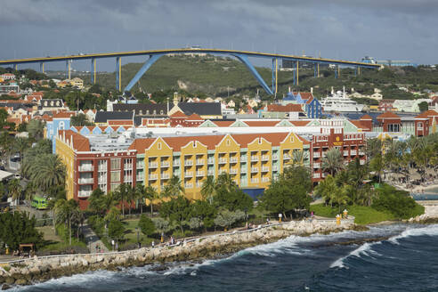 Königin-Juliana-Brücke und Festung Rif, Willemstad, Curacao, Kleine Antillen, Karibik, Mittelamerika - RHPLF18576