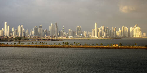 Skyline von Panama-Stadt in der Abenddämmerung, Panama, Mittelamerika - RHPLF18579