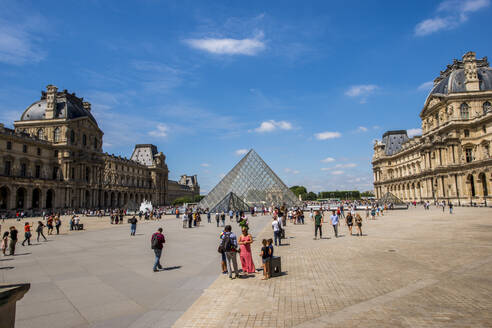 Glaspyramide von Leoh Ming Pei im Hof von Napoleon, Louvre, Paris, Frankreich, Europa - RHPLF18592