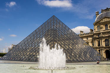 Glaspyramide von Leoh Ming Pei im Hof von Napoleon, Louvre, Paris, Frankreich, Europa - RHPLF18594