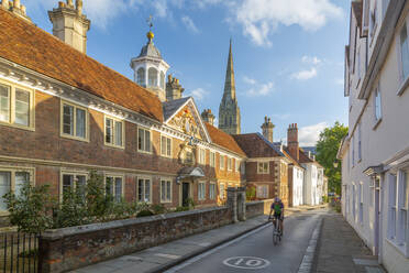 Blick auf die High Street und die Kathedrale von Salisbury im Hintergrund, Salisbury, Wiltshire, England, Vereinigtes Königreich, Europa - RHPLF18600