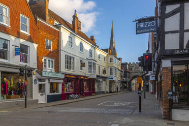 Blick auf Geschäfte und Bars in der High Street, Salisbury, Wiltshire, England, Vereinigtes Königreich, Europa - RHPLF18604