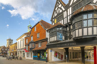 Ansicht der Old George Mall, Geschäfte und Bars in der High Street, Salisbury, Wiltshire, England, Vereinigtes Königreich, Europa - RHPLF18605