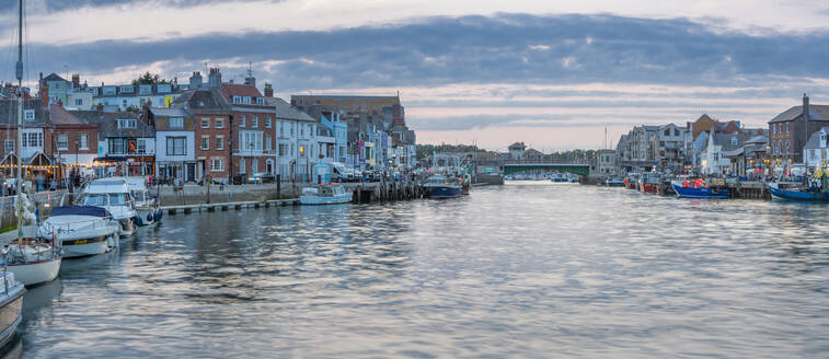 Blick auf Boote im Alten Hafen und Häuser am Kai in der Abenddämmerung, Weymouth, Dorset, England, Vereinigtes Königreich, Europa - RHPLF18627