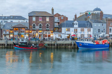 Blick auf Boote im Alten Hafen und Häuser am Kai in der Abenddämmerung, Weymouth, Dorset, England, Vereinigtes Königreich, Europa - RHPLF18628