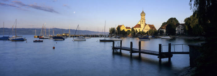 Kirche St. Georg am Bodensee bei Sonnenaufgang, Wasserburg am Bodensee, Bayern, Deutschland, Europa - RHPLF18634