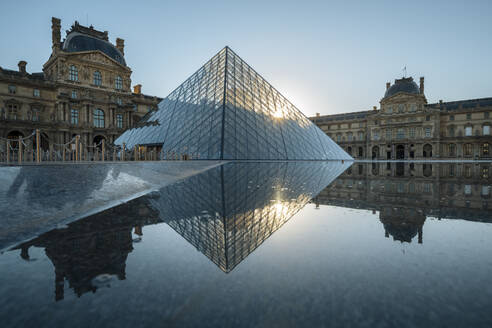 Louvre-Museum und Pyramide in der Morgendämmerung, Paris, Ile-de-France, Frankreich, Europa - RHPLF18636