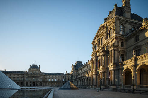 Louvre-Museum in der Morgendämmerung, Paris, Ile-de-France, Frankreich, Europa - RHPLF18637