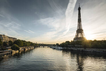 Eiffelturm und Seine in der Morgendämmerung, Paris, Ile-de-France, Frankreich, Europa - RHPLF18644