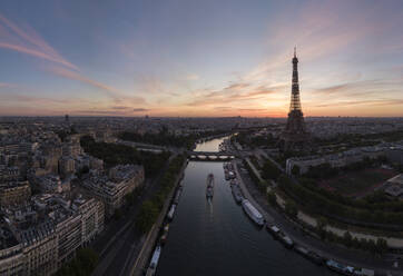 Eiffelturm und Seine in der Morgendämmerung, Paris, Ile-de-France, Frankreich, Europa - RHPLF18646