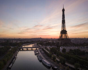 Eiffelturm und Seine in der Morgendämmerung, Paris, Ile-de-France, Frankreich, Europa - RHPLF18649