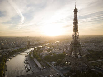 Eiffelturm und Seine in der Morgendämmerung, Paris, Ile-de-France, Frankreich, Europa - RHPLF18650