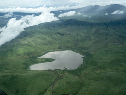 Luftaufnahme des Ngorongoro-Kraters im Ngorongoro-Schutzgebiet, UNESCO-Weltkulturerbe, Tansania, Ostafrika, Afrika - RHPLF18657